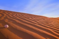 Balle de golf sur dune de sable — Photo de stock