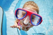 Маленька мила дівчинка в окулярах для плавання, високий кут — стокове фото