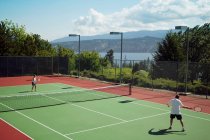 Menschen spielen Tennis, Blick aus der Vogelperspektive — Stockfoto