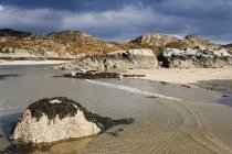 Playa de arena con piedras - foto de stock