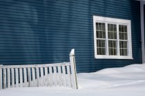 Casa invernale e recinzione — Foto stock