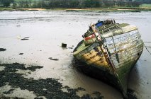 Antiguo barco abandonado - foto de stock