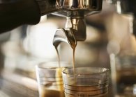 Vue rapprochée de la machine à café faisant du café — Photo de stock