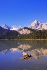Mountain Lake Reflections — Stock Photo