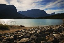 Lago en las montañas y el cielo - foto de stock