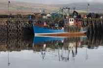 Fischerboot im Dock geparkt — Stockfoto