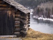 Log Home Along — стоковое фото