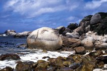 Felsbrocken am Strand gegen Wasser — Stockfoto