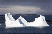 Iceberg flutuando na água — Fotografia de Stock