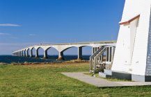 Konföderationsbrücke und Leuchtturm am Amherst Point — Stockfoto
