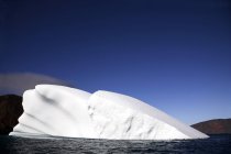 Iceberg en el agua - foto de stock