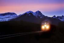 Tren de locomotoras por la noche - foto de stock