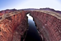 Grand Canyon mit Wasser zu Fuß — Stockfoto
