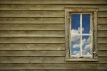 Himmel spiegelt sich im Fenster — Stockfoto