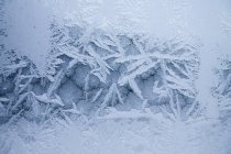 Closeup geada padrão de inverno na janela — Fotografia de Stock