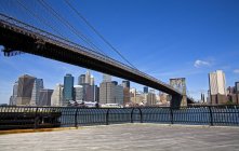 Brooklyn bridge und lower manhattan skyline — Stockfoto