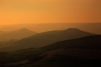 Colline di montagna al tramonto — Foto stock
