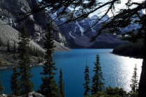 Lago En Montañas Rocosas Canadienses - foto de stock