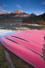 Озеро с пришвартованными лодками — стоковое фото