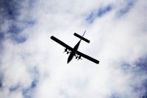 Avião voando no céu — Fotografia de Stock
