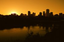 Edmonton Skyline por la noche - foto de stock