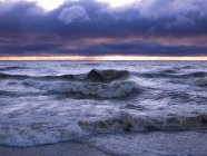 Wellen krachen auf Strand — Stockfoto