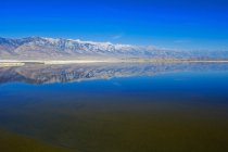 Reflexión de montaña en el lago Owens - foto de stock