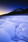 Neve e montanhas ao amanhecer — Fotografia de Stock