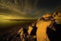 Paisaje ártico con formaciones rocosas - foto de stock