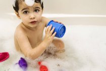 Ребенок в ванне-мыльнице — стоковое фото
