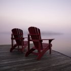 Due sedie Adirondack rosse — Foto stock