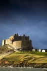 Castelo de Lindisfarne em um monte vulcânico — Fotografia de Stock