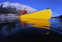 Mann paddelt im Boot — Stockfoto