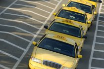 Reihe von Taxis — Stockfoto