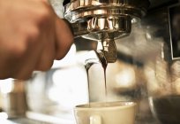 Vue rapprochée de la machine à café faisant du café — Photo de stock