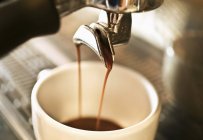 Vue rapprochée de la machine à café faisant du café — Photo de stock