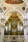 Órgão da tubulação na catedral — Fotografia de Stock
