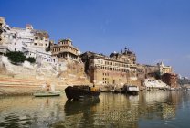 Proprietà sul lungomare sul fiume Gange — Foto stock