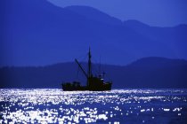 Barco de pesca en agua - foto de stock