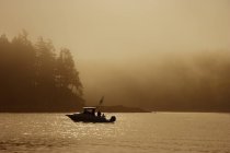 Pêcheur en bateau au-dessus de l'eau — Photo de stock