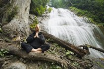 Caucasien attrayant femme méditant par cascade — Photo de stock