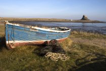 Деревянная лодка на берегу — стоковое фото