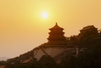 Pagoda nel palazzo estivo al tramonto — Foto stock
