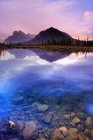 Віддзеркалення гір озеро — стокове фото