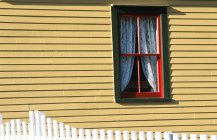 Вікно і білий паркан — стокове фото