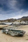 Швартованная лодка на песчаном берегу — стоковое фото