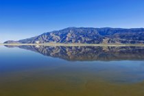 Reflexión de montaña en el lago Owens - foto de stock