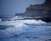 Волны давят на берег — стоковое фото
