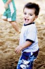 Молодий Хлопець Грає В Піску — стокове фото