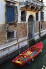 Barca rossa nel canale — Foto stock